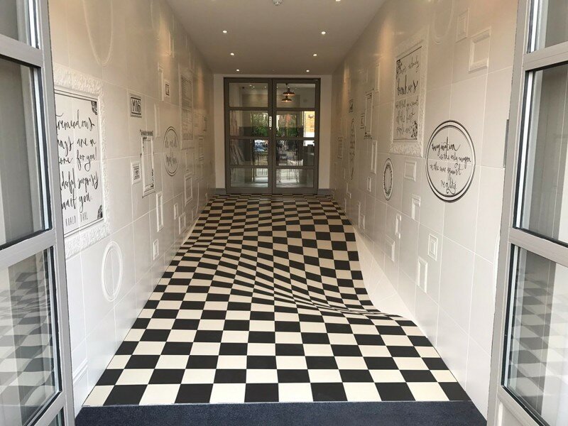 Интересная оптическая иллюзия в английском салоне керамической плитки