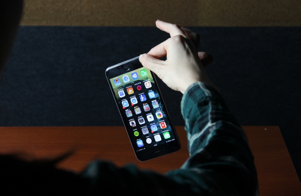 Как пользоваться iPhone 6 Plus одной рукой